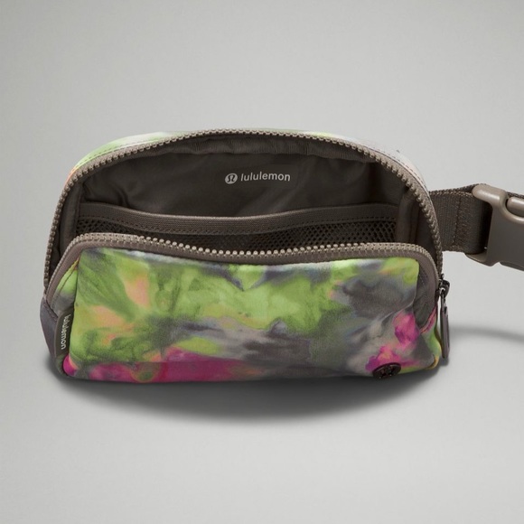 LULULEMON EVERYWHERE BELT BAG IN HYPER DYE MULTI/ROVER - Picture 4 of 12